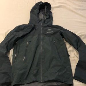 Arcteryx Mens Beta AR Jacket Medium Dark Blue Near New